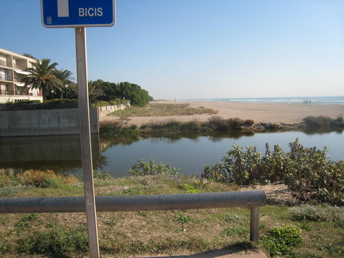 Imagen de la zona por donde irá el nuevo tramo del paseo marítimo de Gavà Mar sobre la riera dels Canyars (2 de noviembre de 2007)